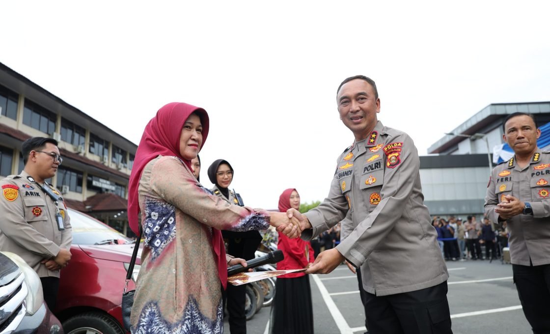 Polri Hadir Humanis, Kapolda Sumsel Serahkan 497 Unit Kendaraan Kepada Korban Kejahatan