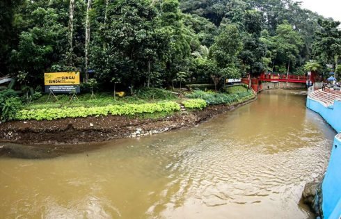 Banjir Bandung Bukan Sekadar Cuaca: Sampah Menjadi Biang Kerok, Sistem Lumpuh oleh Kelalaian Kolektif