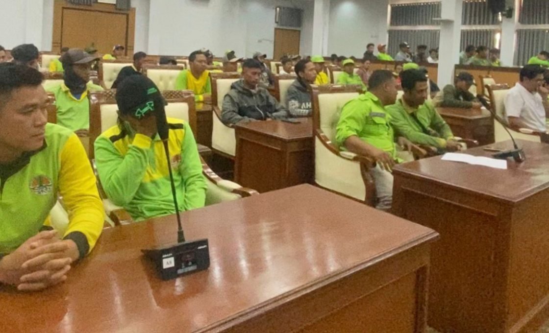 Ratusan Relawan Sampah Geruduk DPRD Garut, Tuntut Kepastian Status dan Jaminan Kerja