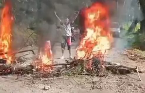 Geram Ruas Jalan Provinsi Tak Kunjung Diperbaiki, Warga Pajampangan Blokir Akses Jalan