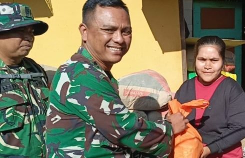 Dansatgas TMMD ke-128 Kodim 0611/Garut Salurkan Bansos Door to Door ke Warga