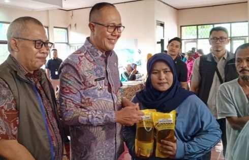 Wali Kota Sukabumi Tinjau Penyaluran Bantuan Pangan di Cikundul, Pastikan Tepat Sasaran