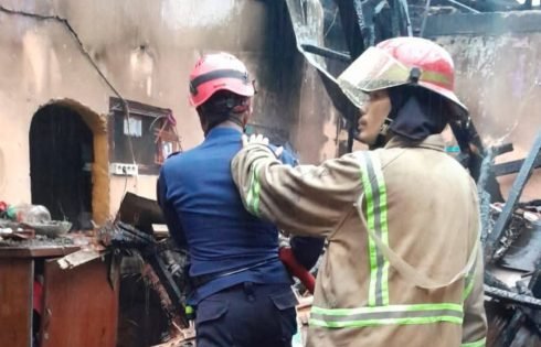 Damkar Sukabumi Sigap Tangani Kebakaran Rumah di Sukaraja