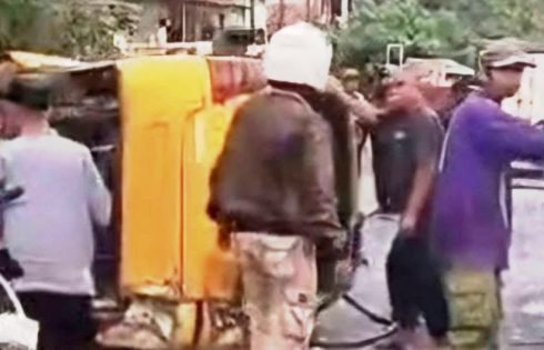 Truk Fuso Hantam Angkot di Cipatat, 10 Penumpang Mayoritas Pelajar Terluka