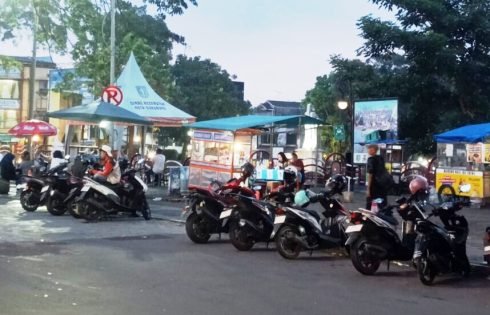 Parkir Liar Kuasai Jalan Veteran Sukabumi, Lalu Lintas Tersendat di Tengah Rambu Larangan