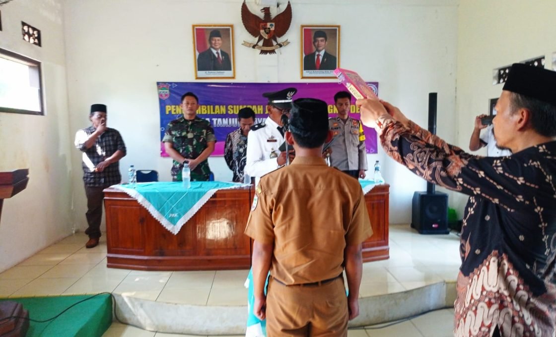 Kepala Desa Tanjungjaya Resmi Lantik Adi Tarmiji Sebagai Kaur Umum