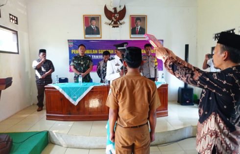 Kepala Desa Tanjungjaya Resmi Lantik Adi Tarmiji Sebagai Kaur Umum