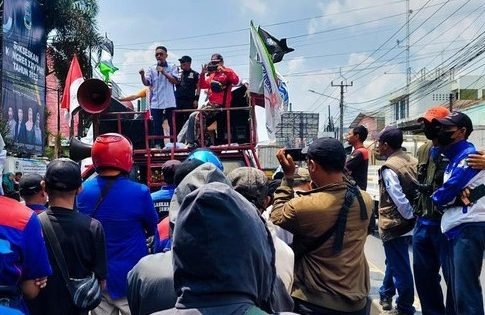 Ratusan Buruh Kepung Pemkab dan DPRD KBB, 11 Tuntutan Digelontorkan: Outsourcing hingga Banjir Impor Disorot
