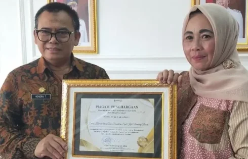 Disdukcapil KBB Raih Penghargaan Tingkat Jabar, Layanan Jemput Bola untuk Disabilitas Diapresiasi