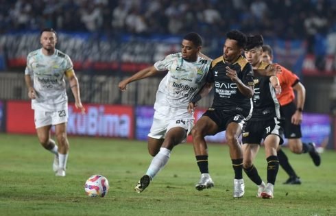 Persib Bangkit Dramatis, Tahan Dewa United 2-2 dan Kokoh di Puncak Klasemen