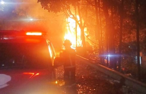Petugas Damkar Kota Cimahi Berhasil Padamkan Kobaran Api Yang Membakar Sebuah Warung Kopi