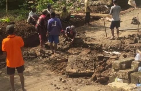 Jalan Rusak Tak Kunjung Diperbaiki, Warga Bojongsari Patungan Perbaiki Akses dan Saluran Irigasi