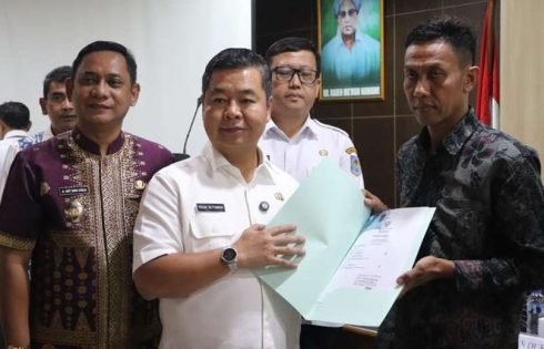 Dirjen Dukcapil dan Pemkab Bekasi Serahkan Dokumen Adminduk serta Santunan Untuk Keluarga Korban KRL
