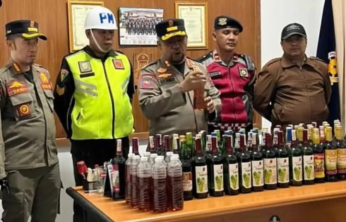 Tindak Lanjuti Aspirasi Masyarakat, Satpol PP Kota Sukabumi Amankan Ratusan Botol Miras