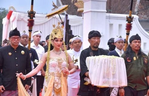 KDM kembalikan Mahkota Binokasih Ke Keraton Sumedang Larang