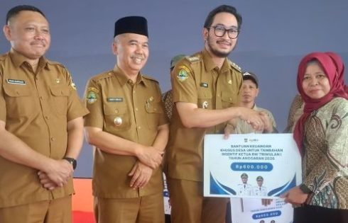 Bupati Bandung Barat Serahkan Insentif RT/RW