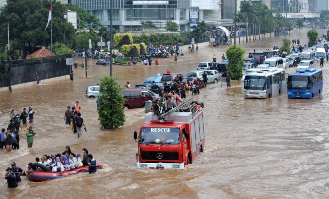 Ratusan RT di Jakarta Direndam Banjir, BPBD Lakukan Penyedotan Air