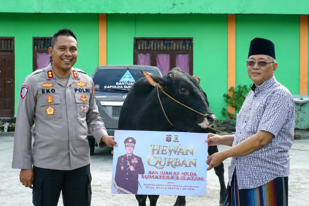 Kapolres OKI Serahkan Sapi Kurban dari Kapolda Sumsel ke Pondok Pesantren