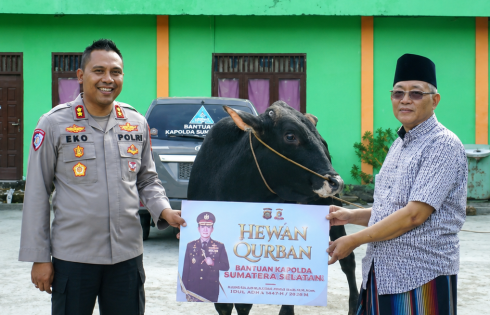 Kapolres OKI Serahkan Sapi Kurban dari Kapolda Sumsel ke Pondok Pesantren