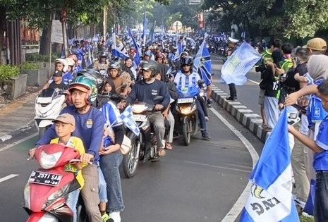 Rayakan Hattrick Juara, Bobotoh Persib Birukan Kota Bandung