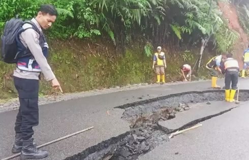 Belum Lama Diperbaiki,  Ruas Jalan Raya Sukabumi – Banten Kembali Amblas