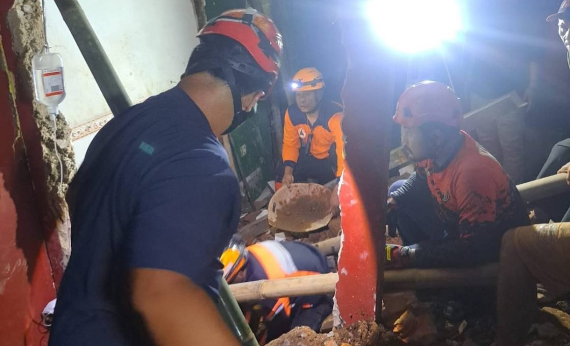 Bangunan Roboh di Nagrak, Damkar Sukabumi Evakuasi Korban ke RSUD Sekarwangi