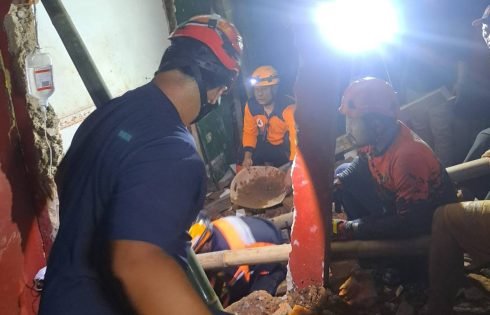 Bangunan Roboh di Nagrak, Damkar Sukabumi Evakuasi Korban ke RSUD Sekarwangi