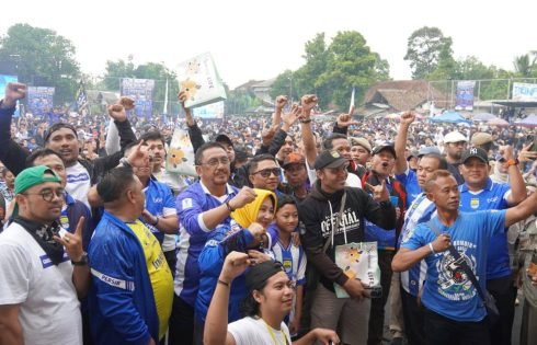 Euforia Bobotoh Atas Kemenangan Persib Pecah di Lapang Sepak Bola Gumbira,