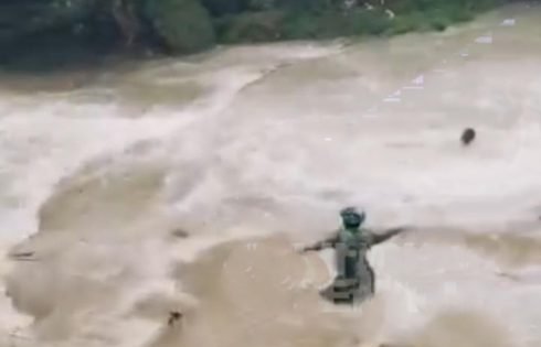 Banjir Bandang Curug Cikaso, Nyaris Menewaskan 2 Pelajar Putri Asal Surade