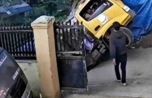 Jalan Amblas di TPS Ciwaruga, Truk Sampah Bermuatan 2,4 Ton Terperosok ke Lubang