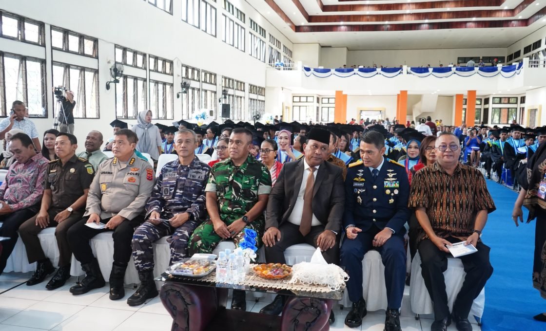 Hadiri Wisuda XXI Polnam, Wakil Gubernur Maluku Tekankan Pentingnya Hilirisasi dan Ketahanan Energi