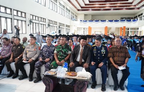 Hadiri Wisuda XXI Polnam, Wakil Gubernur Maluku Tekankan Pentingnya Hilirisasi dan Ketahanan Energi