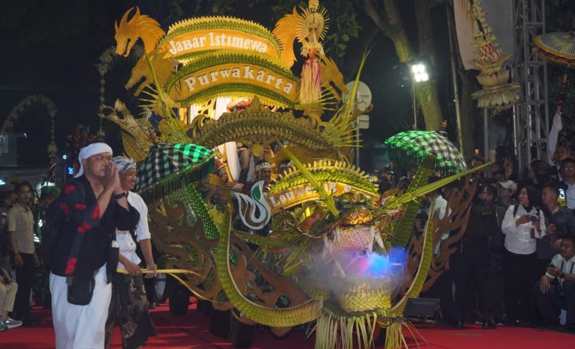 Warga Garut Padati Kirab Mahkota Binokasih, Perayaan Milangkala Tatar Sunda