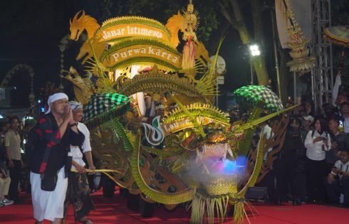 Warga Garut Padati Kirab Mahkota Binokasih, Perayaan Milangkala Tatar Sunda