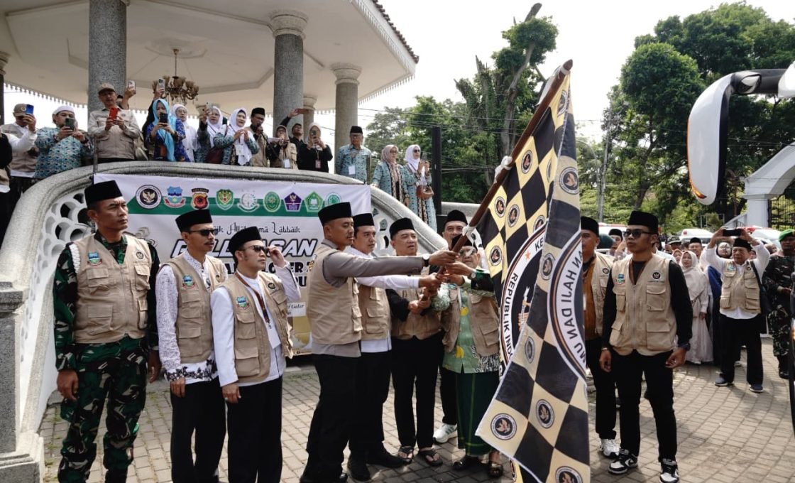 Bupati Garut Lepas 174 Jemaah Haji Kloter 22
