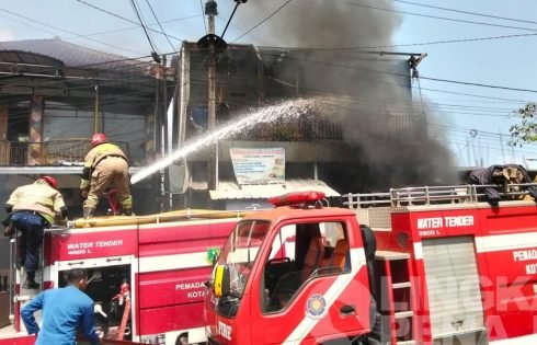 Rumah Makan Padang di Sukabumi Ludes Terbakar, Api Diduga Berasal Dari Tabung Gas Yang Bocor
