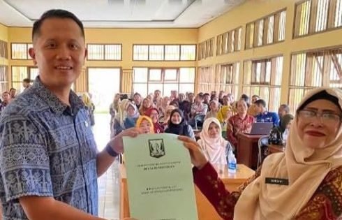 Disdik Kabupaten Sukabumi Serahkan 449 SK Kenaikan Pangkat Guru