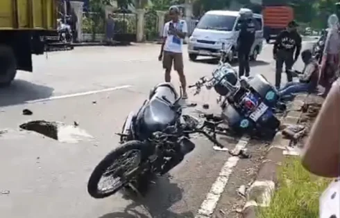 Diduga Kurang Menjaga Jarak Aman, Moge VS Motor Bebek Tabrakan