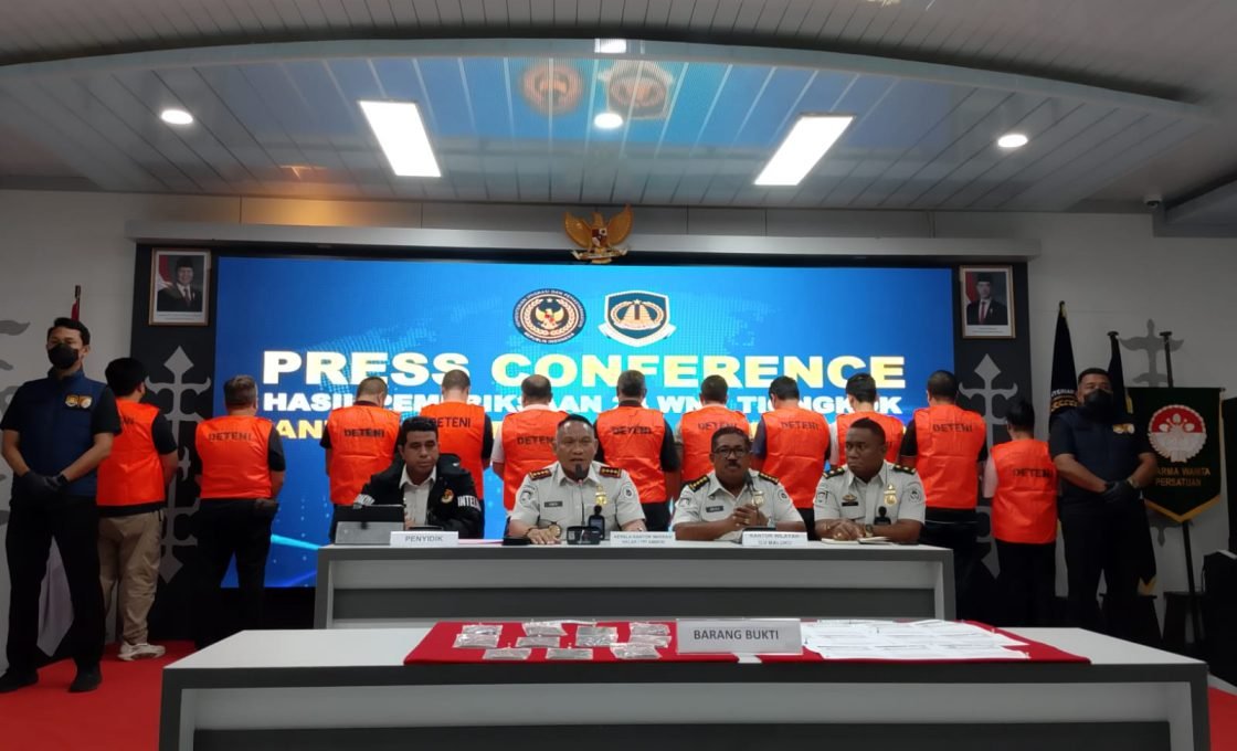 Hasil Operasi Gabungan, 11 WNA Asal China di Tambang Emas Maluku Dideportasi