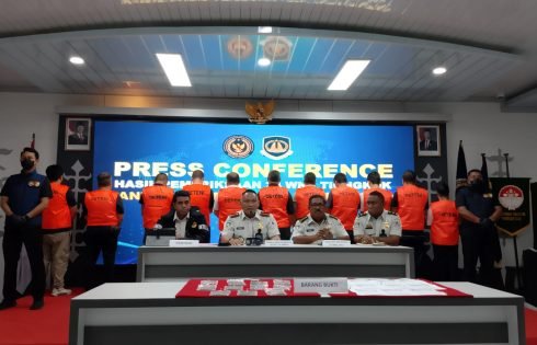 Hasil Operasi Gabungan, 11 WNA Asal China di Tambang Emas Maluku Dideportasi