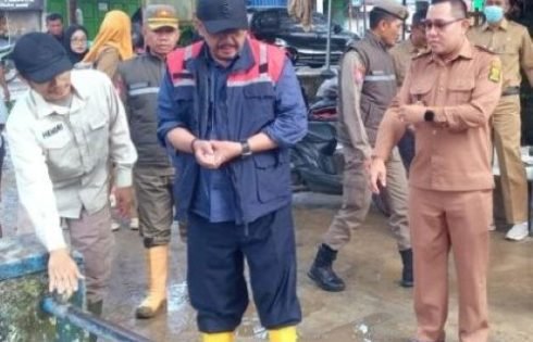 Bupati Sukabumi Turun Langsung Bersihkan Lumpur Di Puskesmas Palabuhanratu