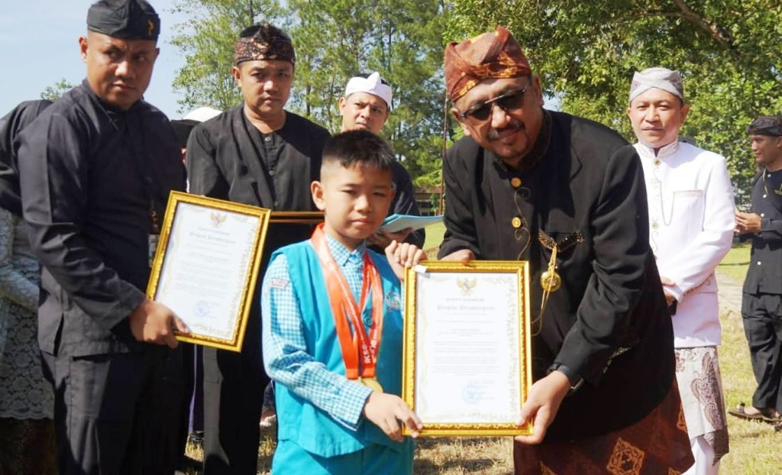 Pemkab Sukabumi Salurkan Beasiswa pada Momentum Hardiknas 2026, Dorong Terwujudnya SDM Unggul dan Berdaya Saing