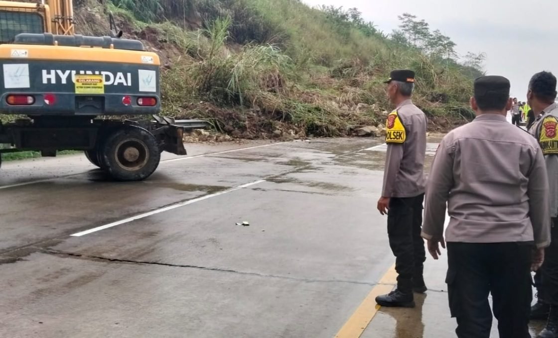 Hujan Deras Picu Longsor di Tol Parungkuda KM 72B, Arus Dialihkan ke GT Cigombong