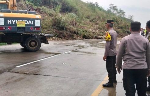 Hujan Deras Picu Longsor di Tol Parungkuda KM 72B, Arus Dialihkan ke GT Cigombong