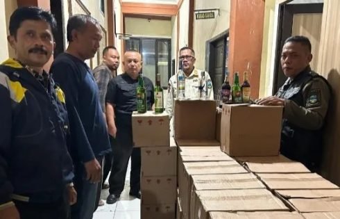 Satpol PP Garut Sita Ribuan Botol Miras
