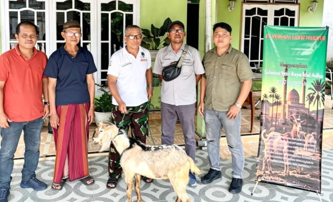 PT Persada Sawit Makmur Salurkan Hewan Kurban untuk Warga Sekitar Perusahaan