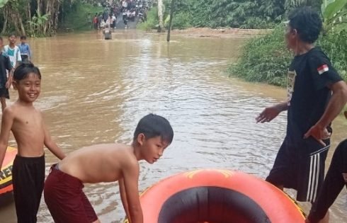 Diguyur Hujan Berintensitas Tinggi, Sungai Cikaso Meluap, Rendam Ruas Jalan dan Rumah Warga