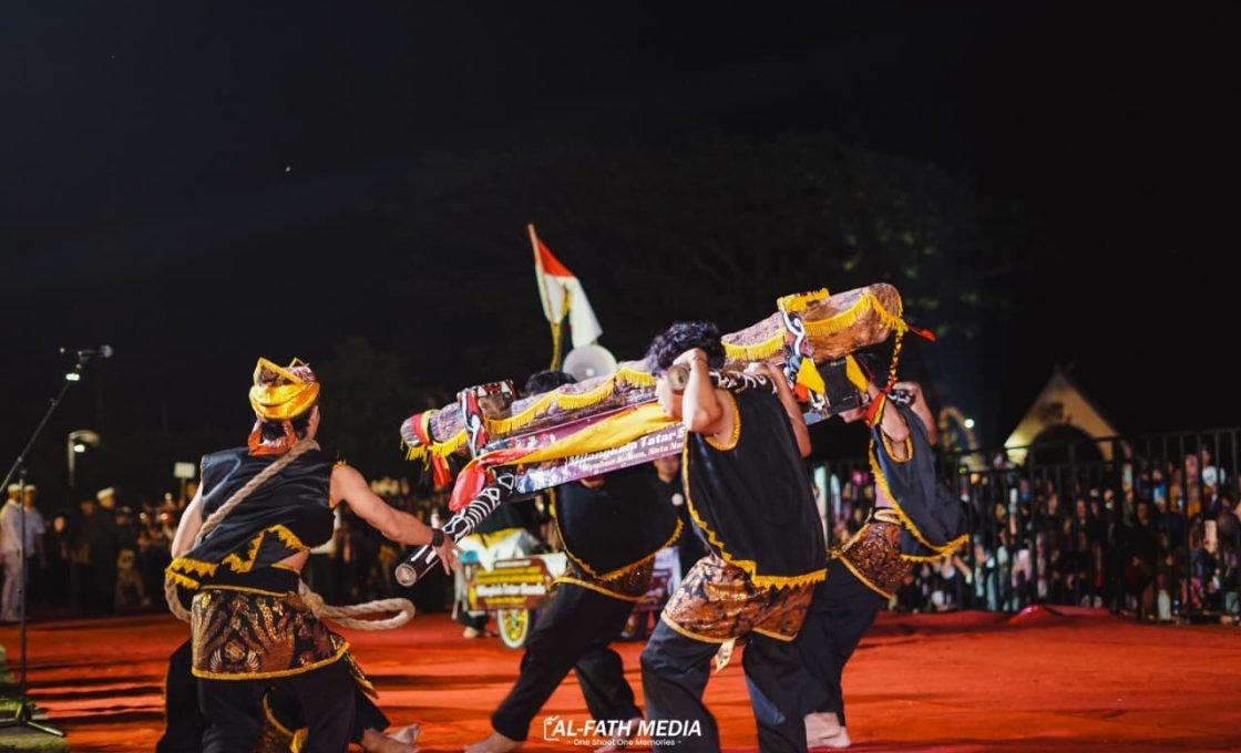 Ponpes Modern Dzikir Al Fath Kota Sukabumi Tampilkan Berbagai Seni Tradisional Pada Kirab Budaya Tatar Sunda