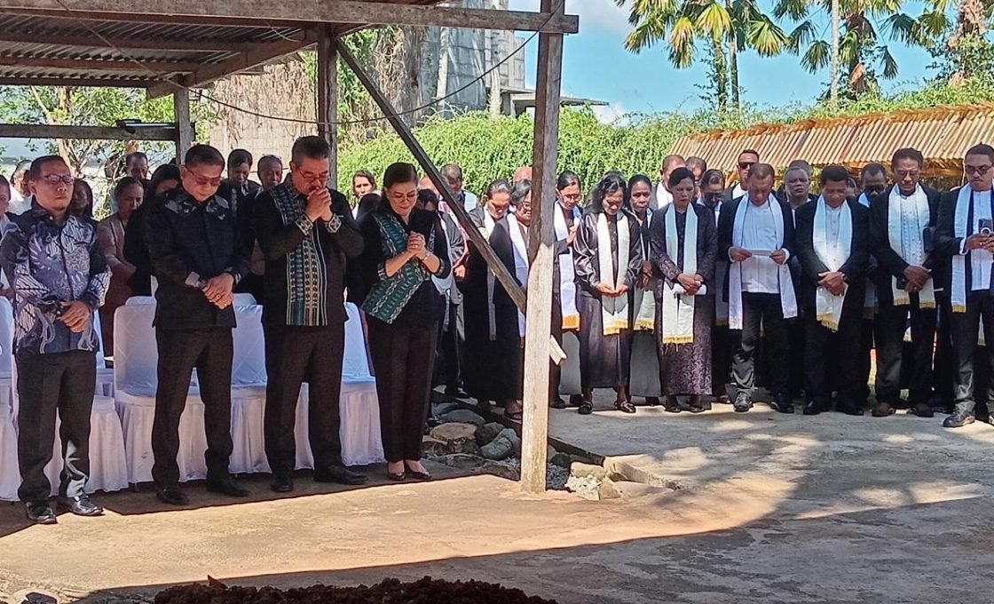 Gubernur Maluku Hadiri Ibadah dan Letakkan Batu Penjuru Pastori Jemaat GPM Imanuel Karang Panjang