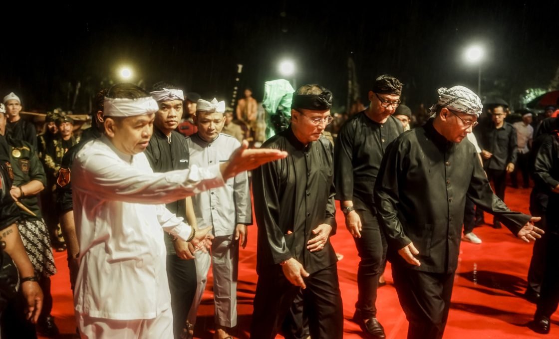 Gubernur Dedi Mulyadi Hadiri Kirab Mahkota Binokasih, Ribuan Warga Padati Astana Gede Kawali